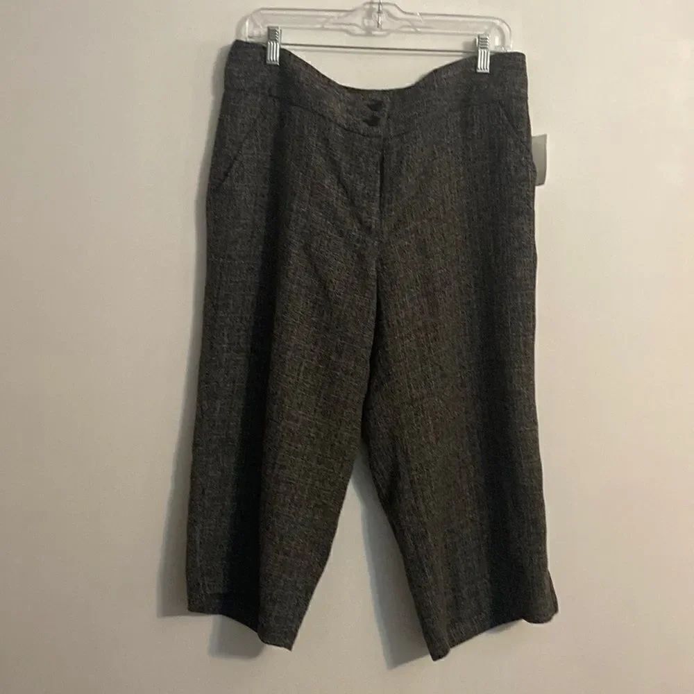 Chadwicks Black, Gray tweed capris, size 14